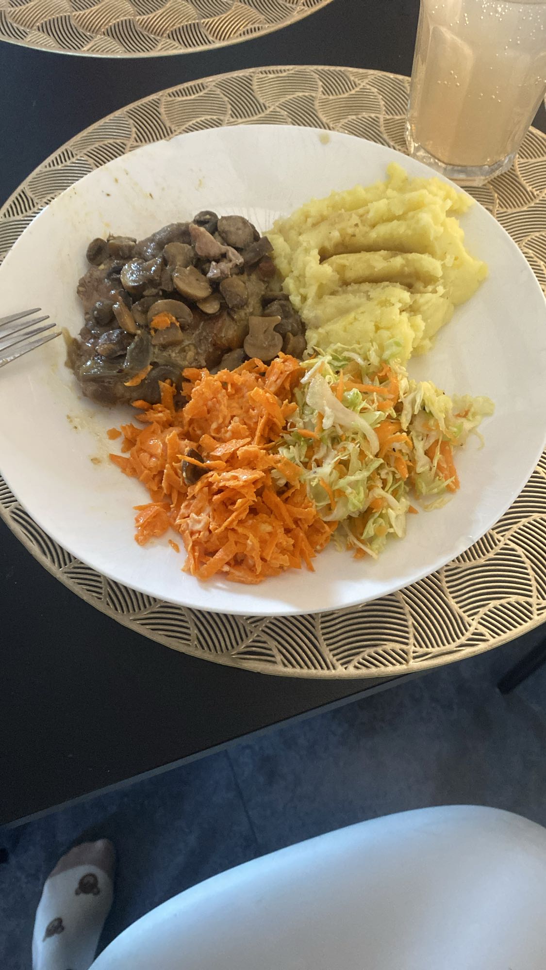 Gulasz z puree i surówką