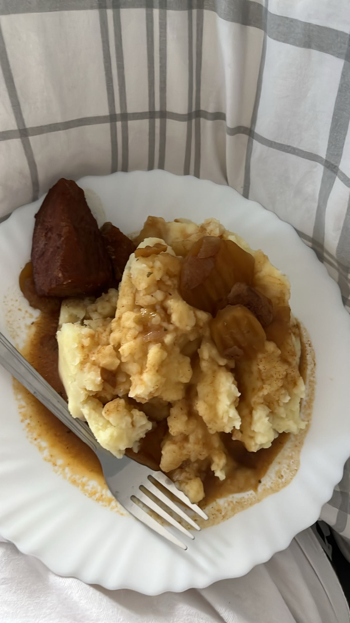 Ziemniaki z sosem i mięsem