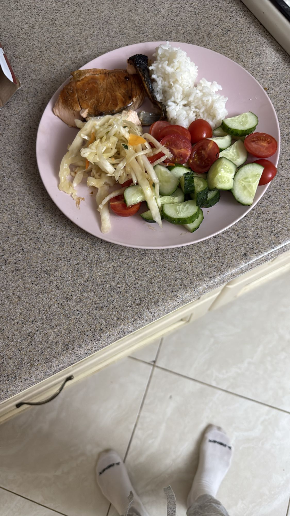 Лосось с рисом и салатом