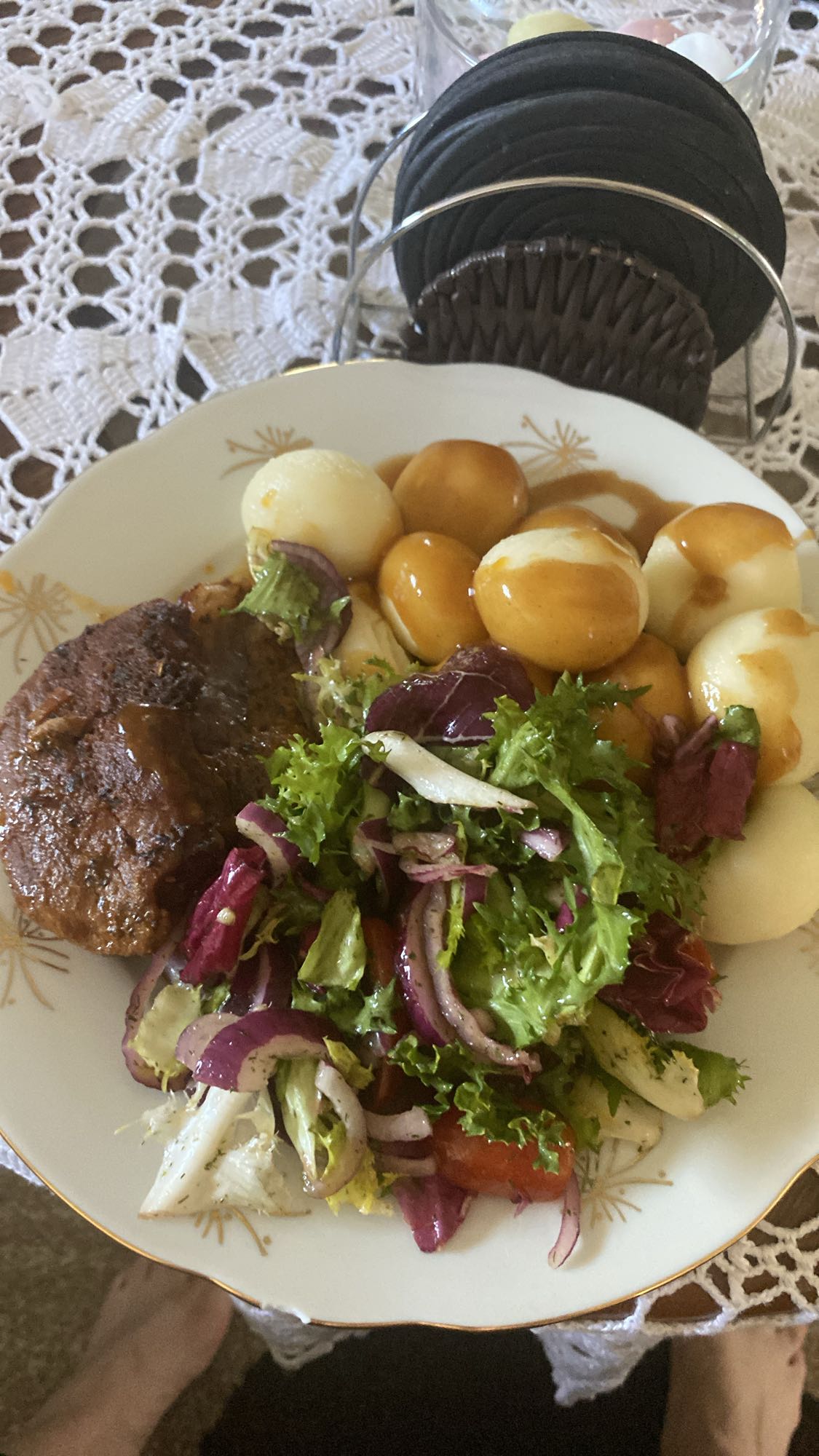 Stek z kluskami i sałatką