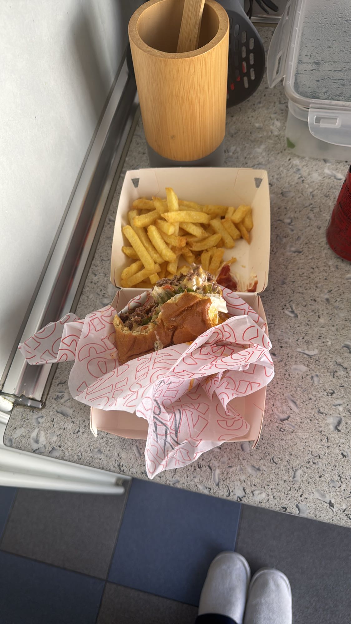 Hamburguesa con papas fritas
