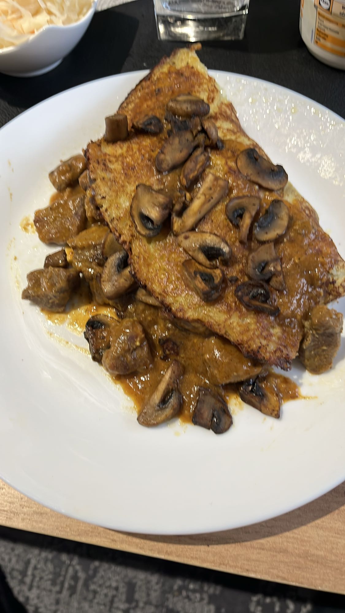 Placki ziemniaczane z sosem