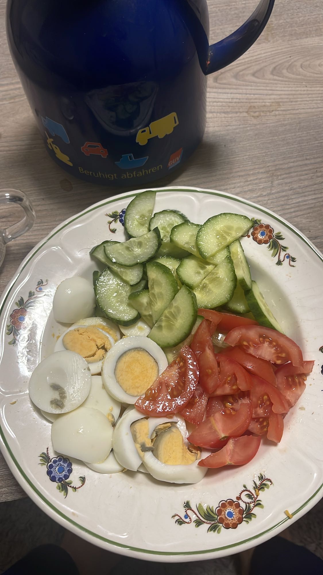 Gekochte Eier mit Gemüse