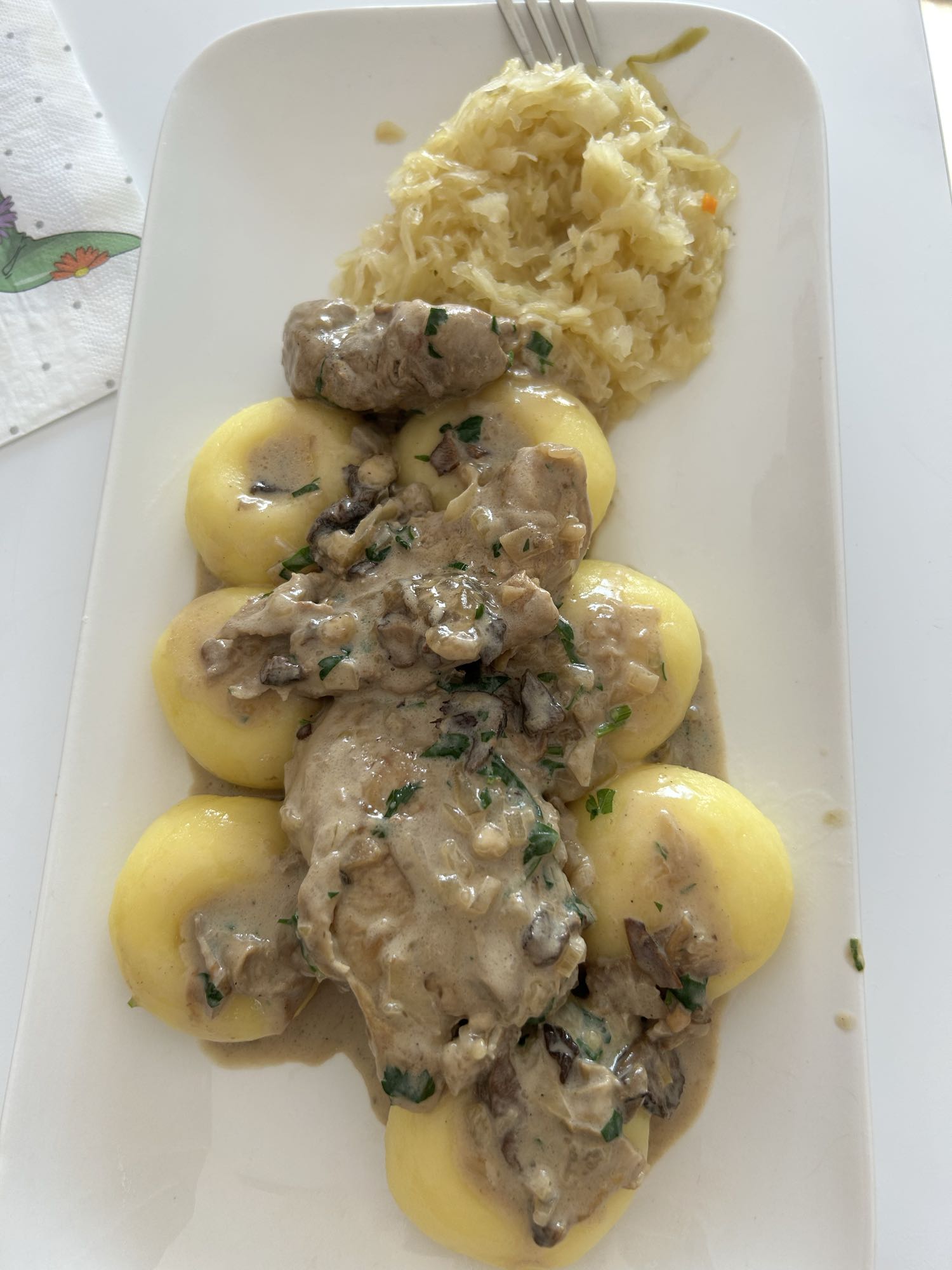 Kluski śląskie z gulaszem