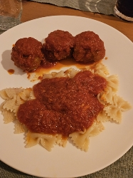 Nudeln mit Fleischbällchen