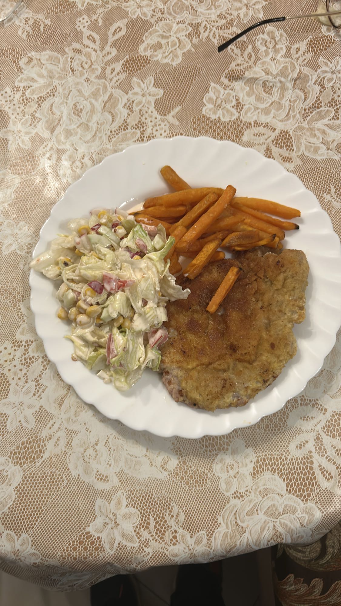 Kotlet schabowy z frytkami