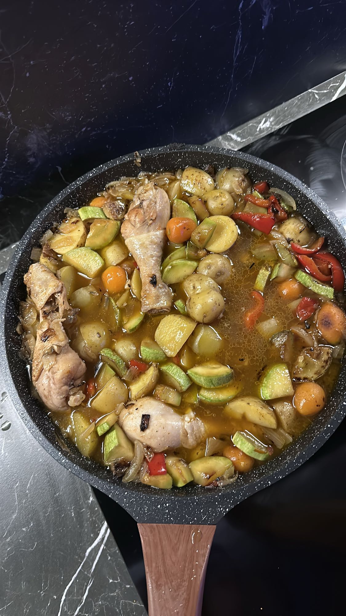Тушеная курица с овощами