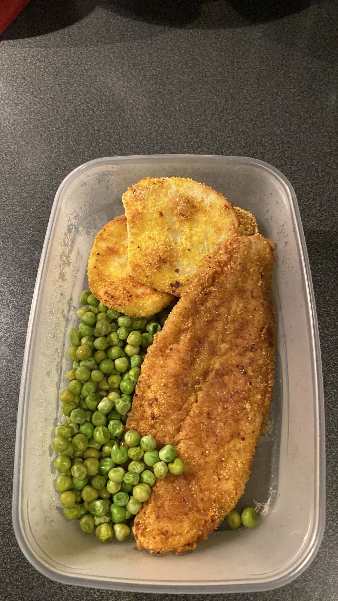 Panerad fisk med ärtor