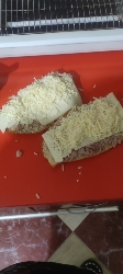 Pan con carne y queso
