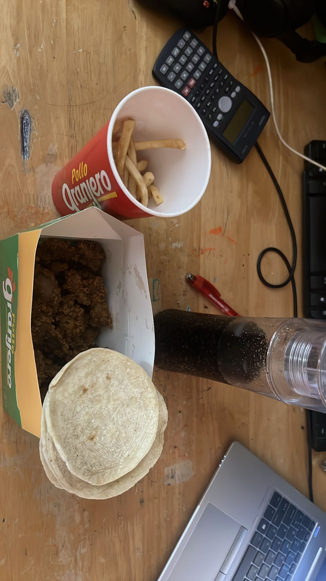 Pollo frito con tortillas