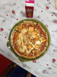 Pizza con queso y salsa