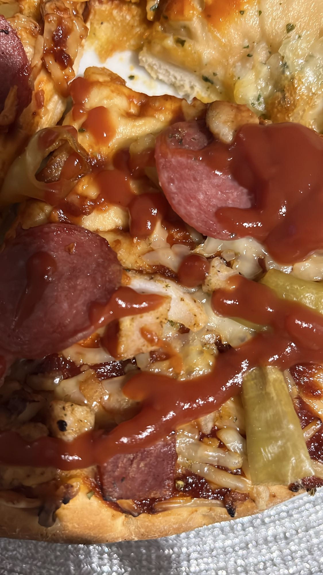 Pizza z kurczakiem i salami