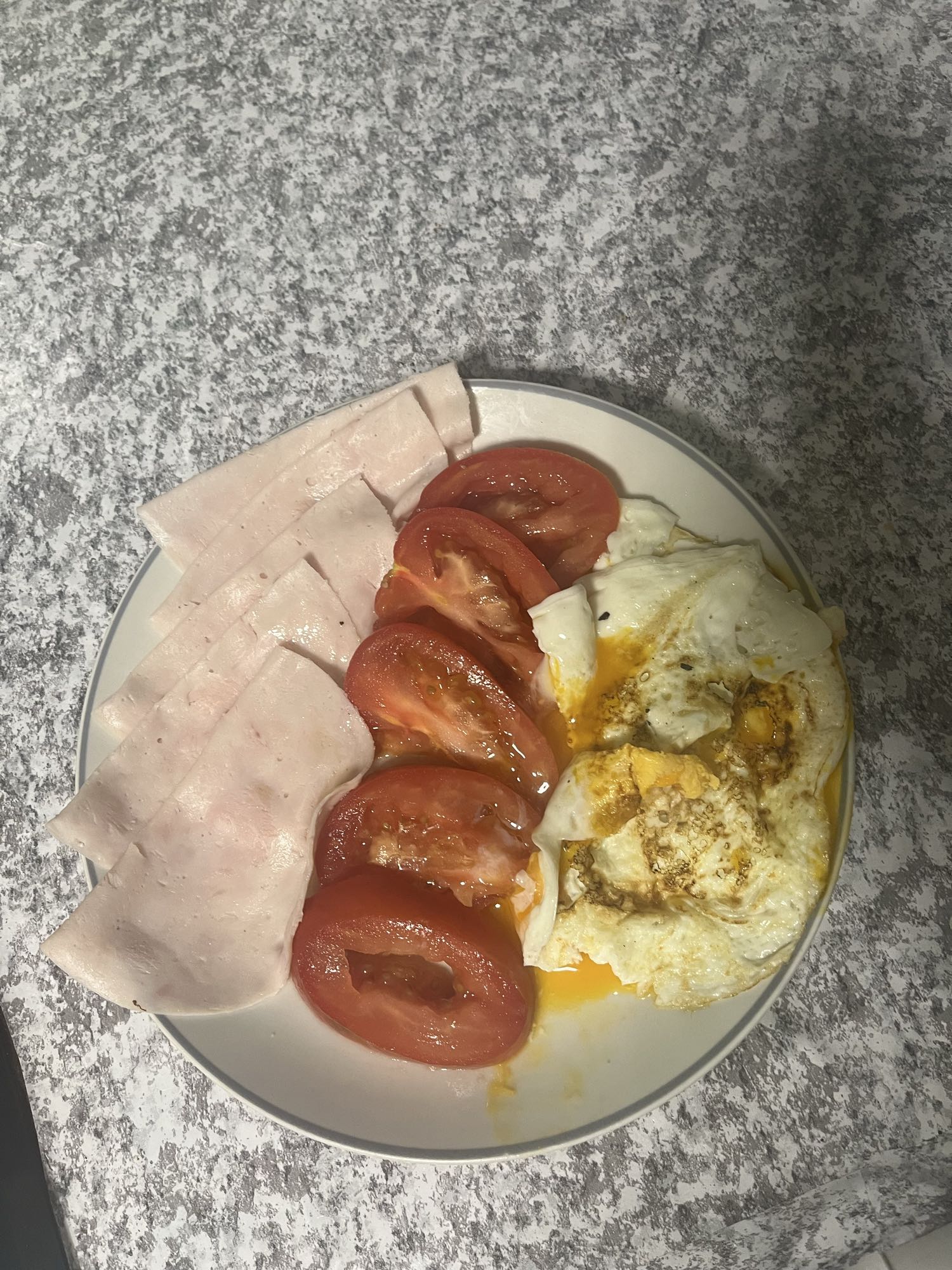 Huevos con jamón y tomate