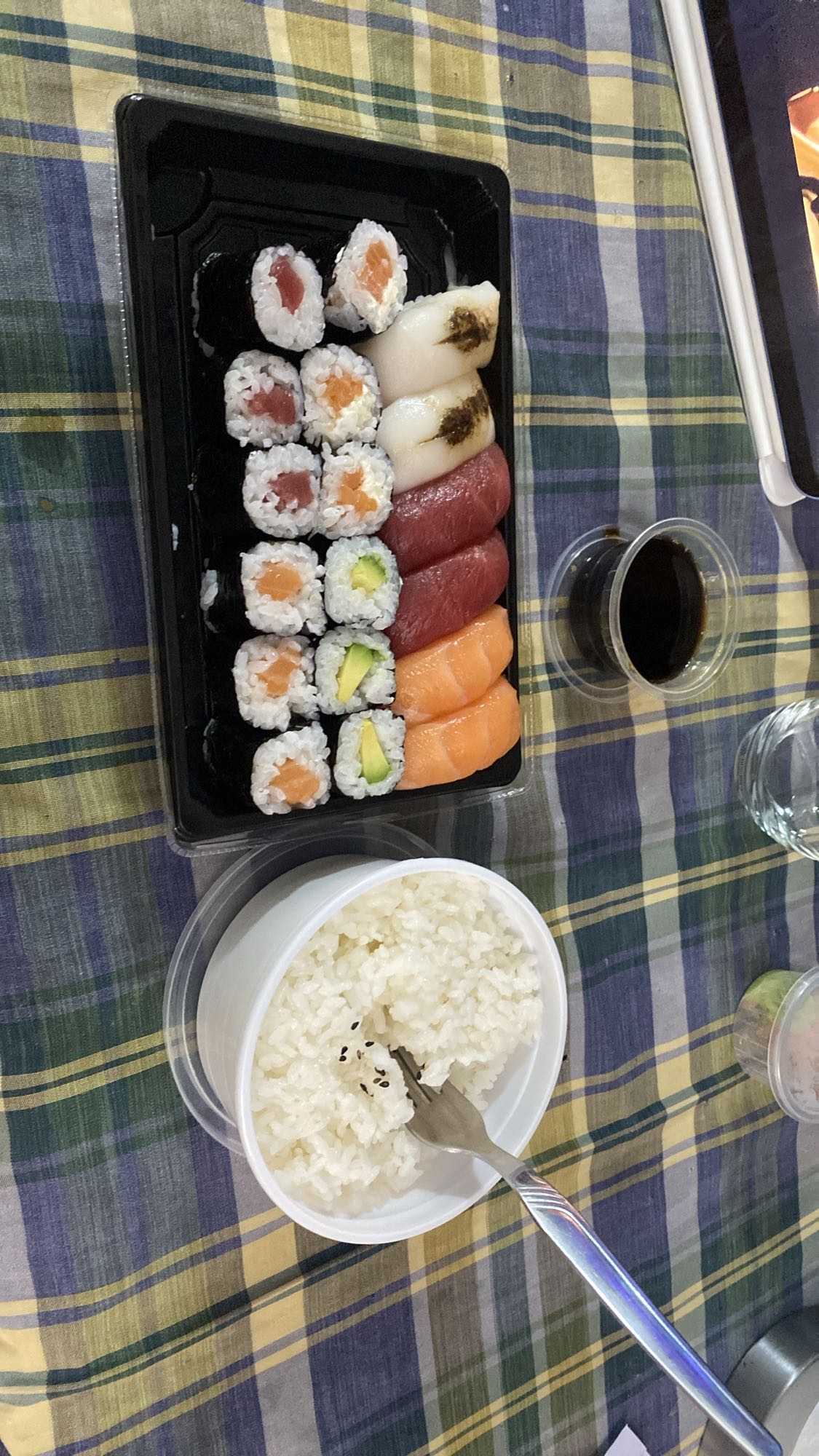 Sushi variado con arroz