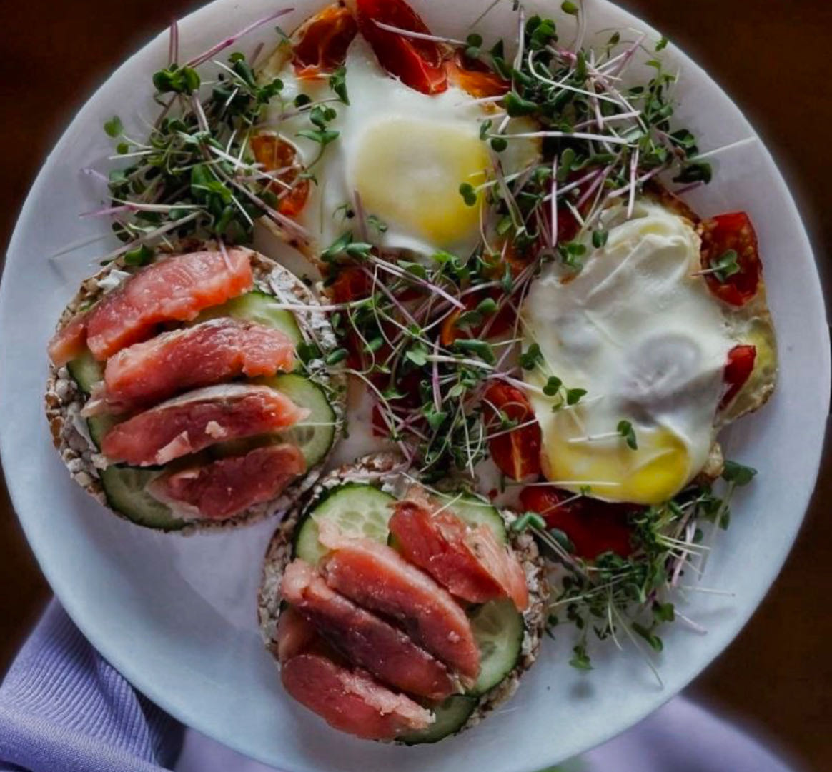 Яичный тост с лососем