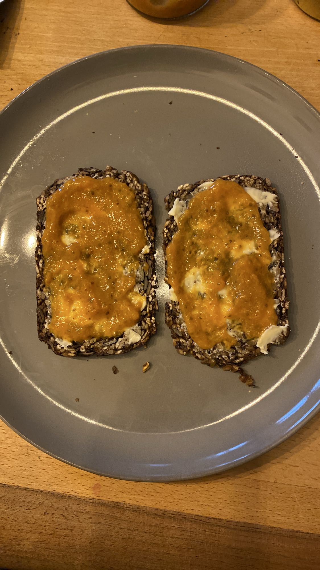 Körnerbrot mit Aufstrich