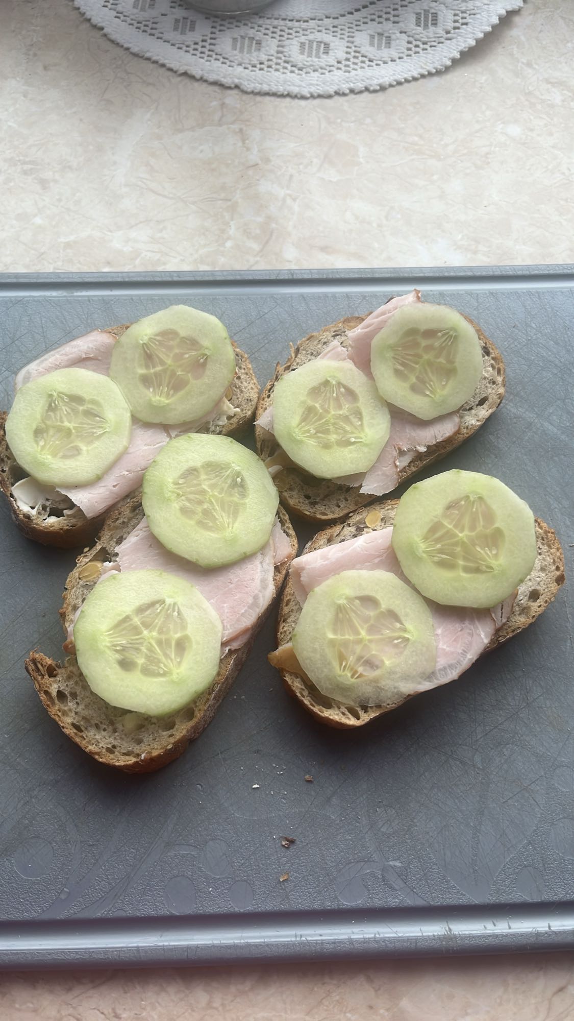 Kanapki z szynką i ogórkiem