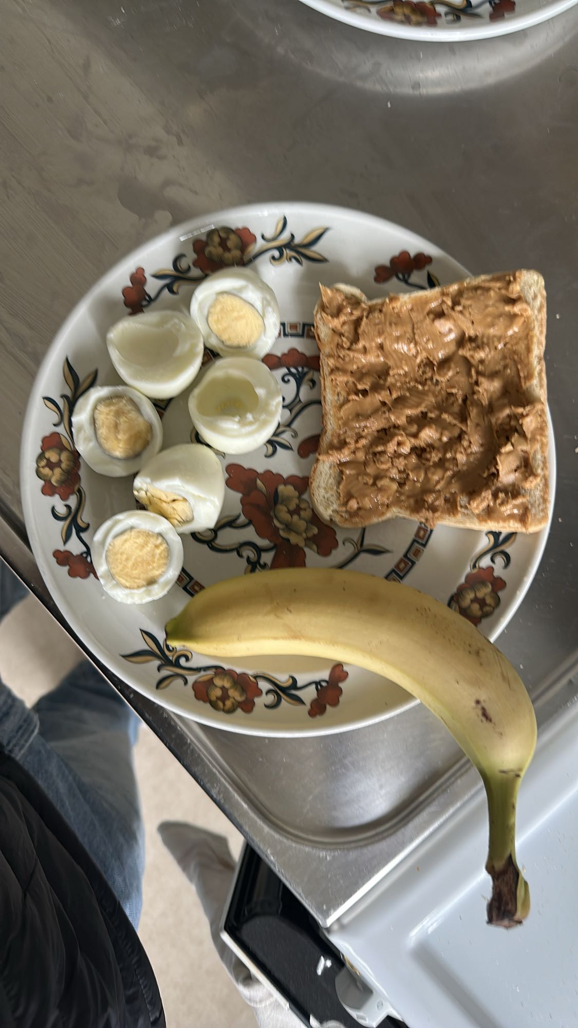 Frukost med ägg och jordnötssmör