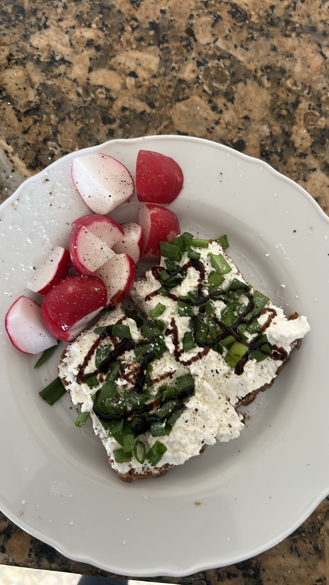 Kanapka z twarogiem i rzodkiewką