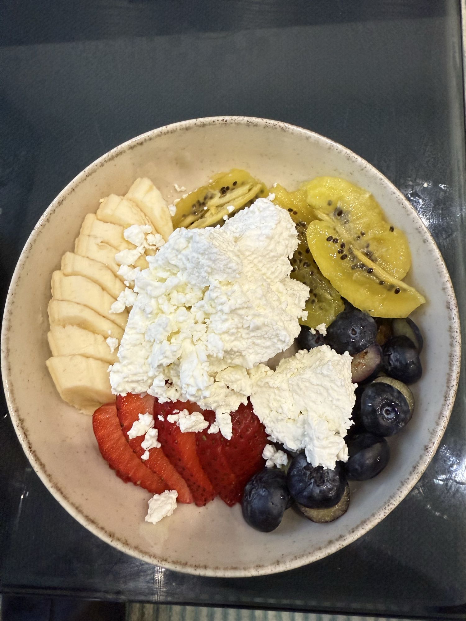 Творог с фруктами