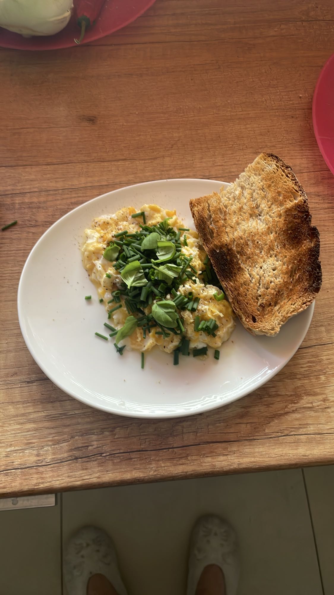 Jajecznica z tostami