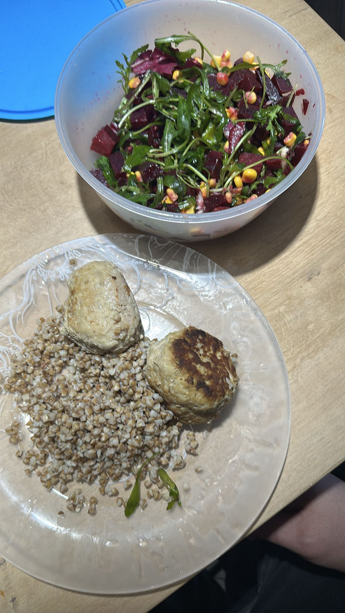 Гречка с котлетами и салат