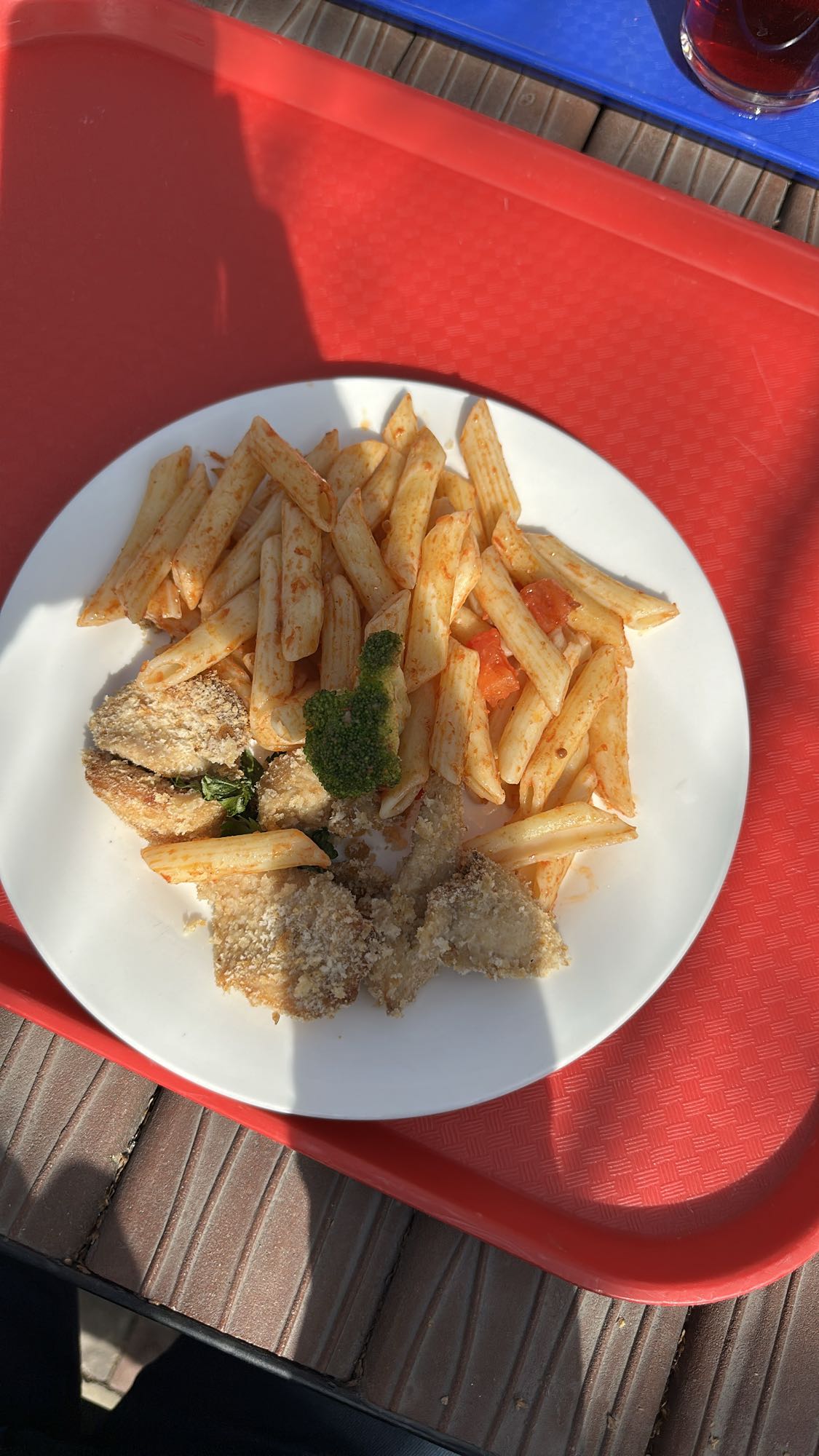 Pasta con pollo empanizado