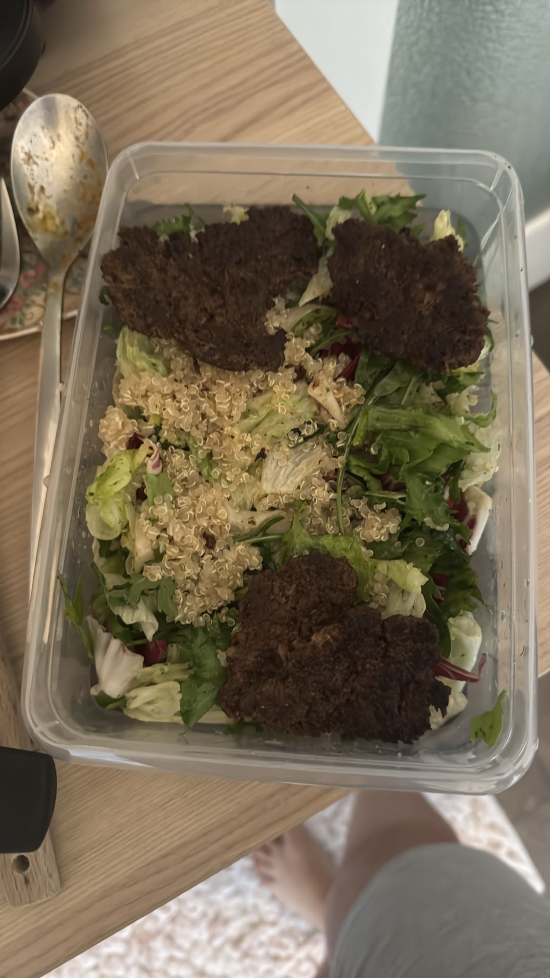 Quinoa-Salat mit Patties