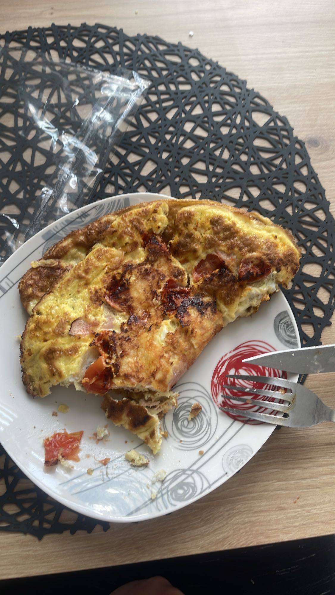Omlet z szynką i pomidorami