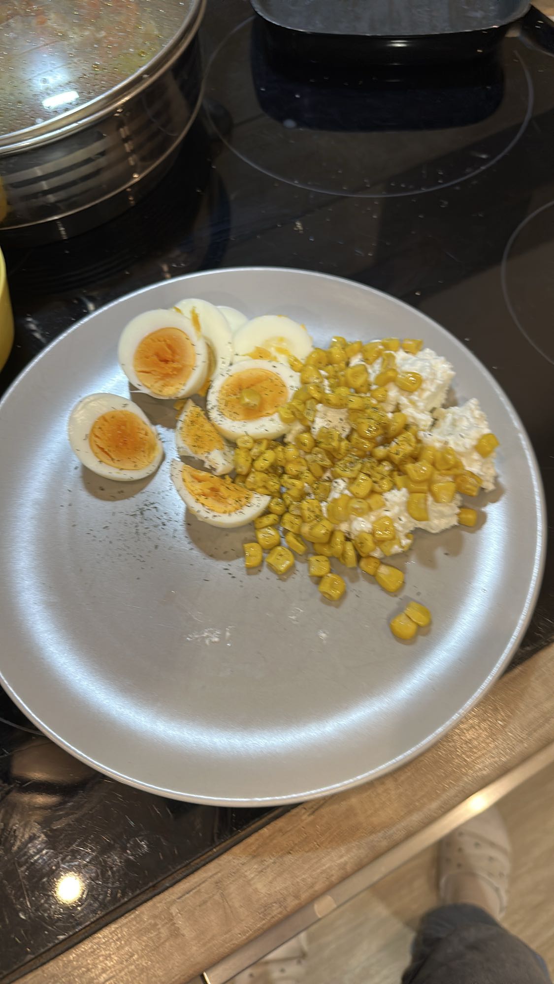 Eier mit Mais und Hüttenkäse