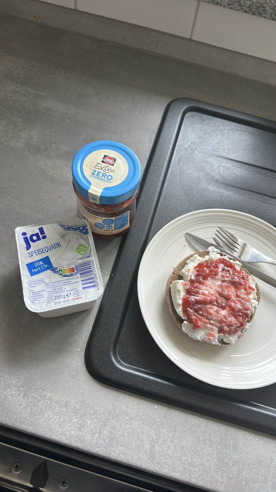 Vollkornbrötchen mit Quark