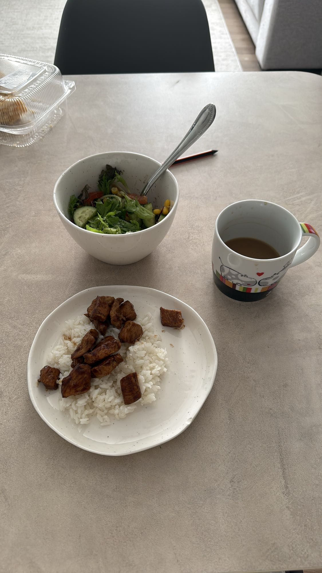 Рис с курицей и салатом