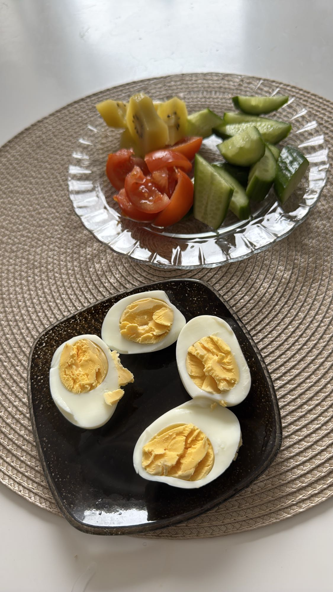 Kokt ägg med grönsaker