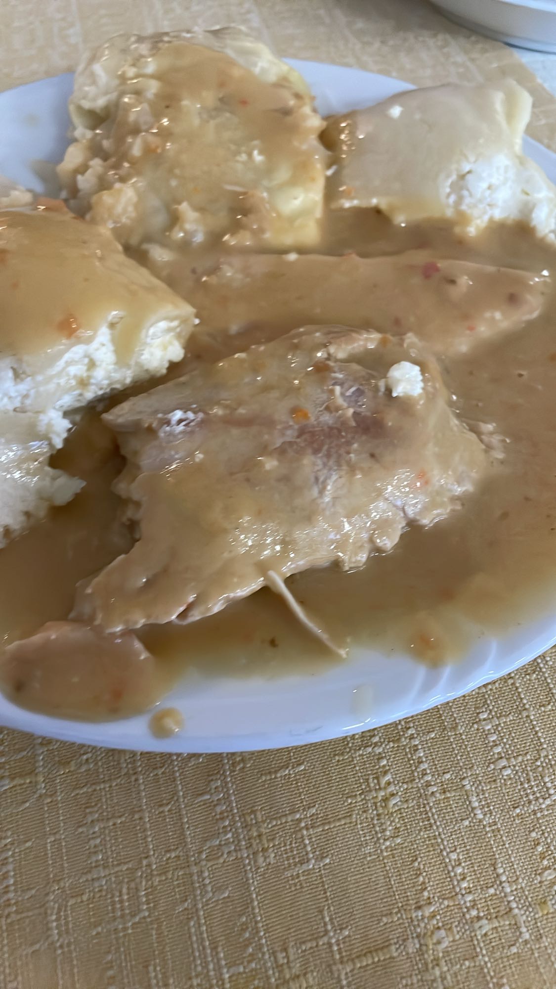 Piščanec z omako in cmoki