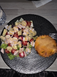Salade mixte et chausson