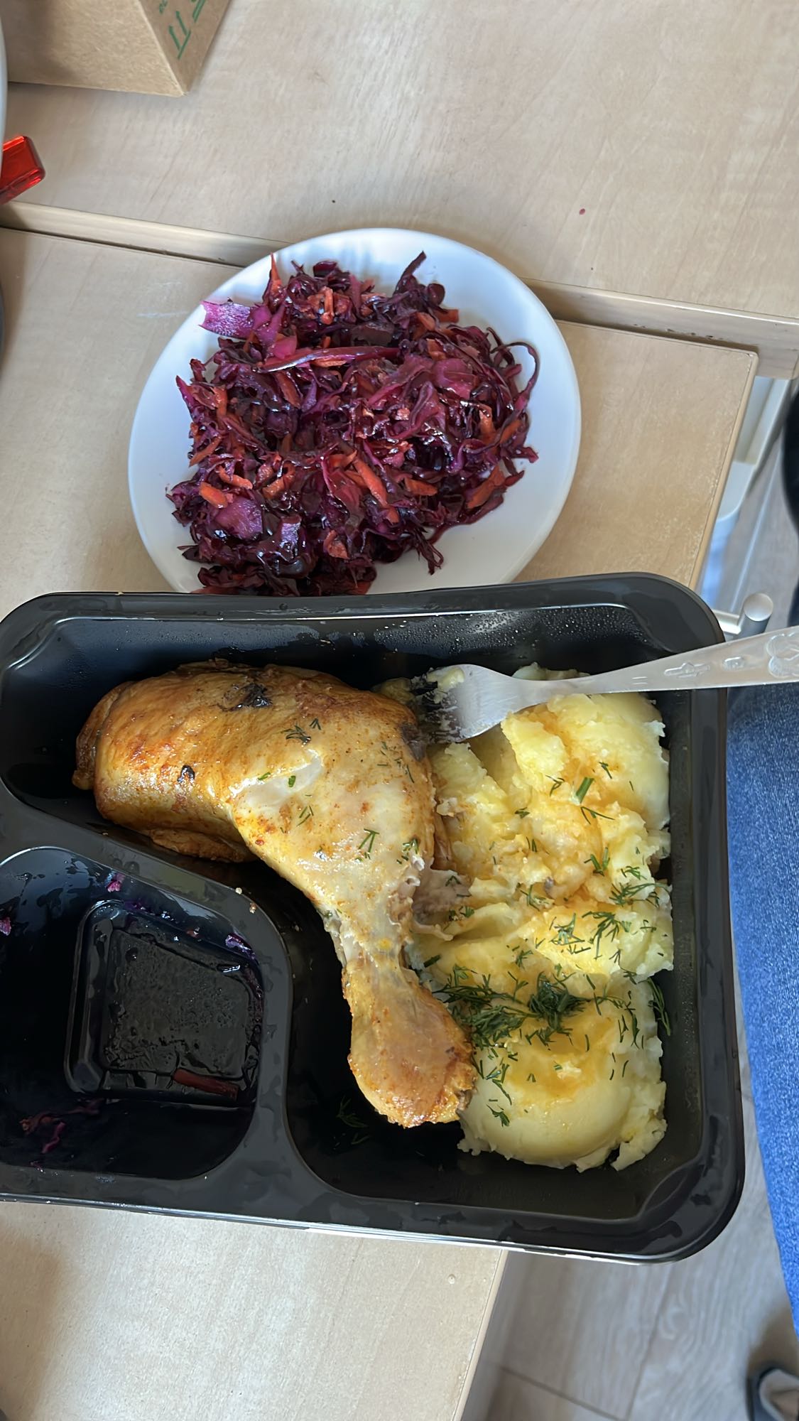 Kurczak z puree i surówką