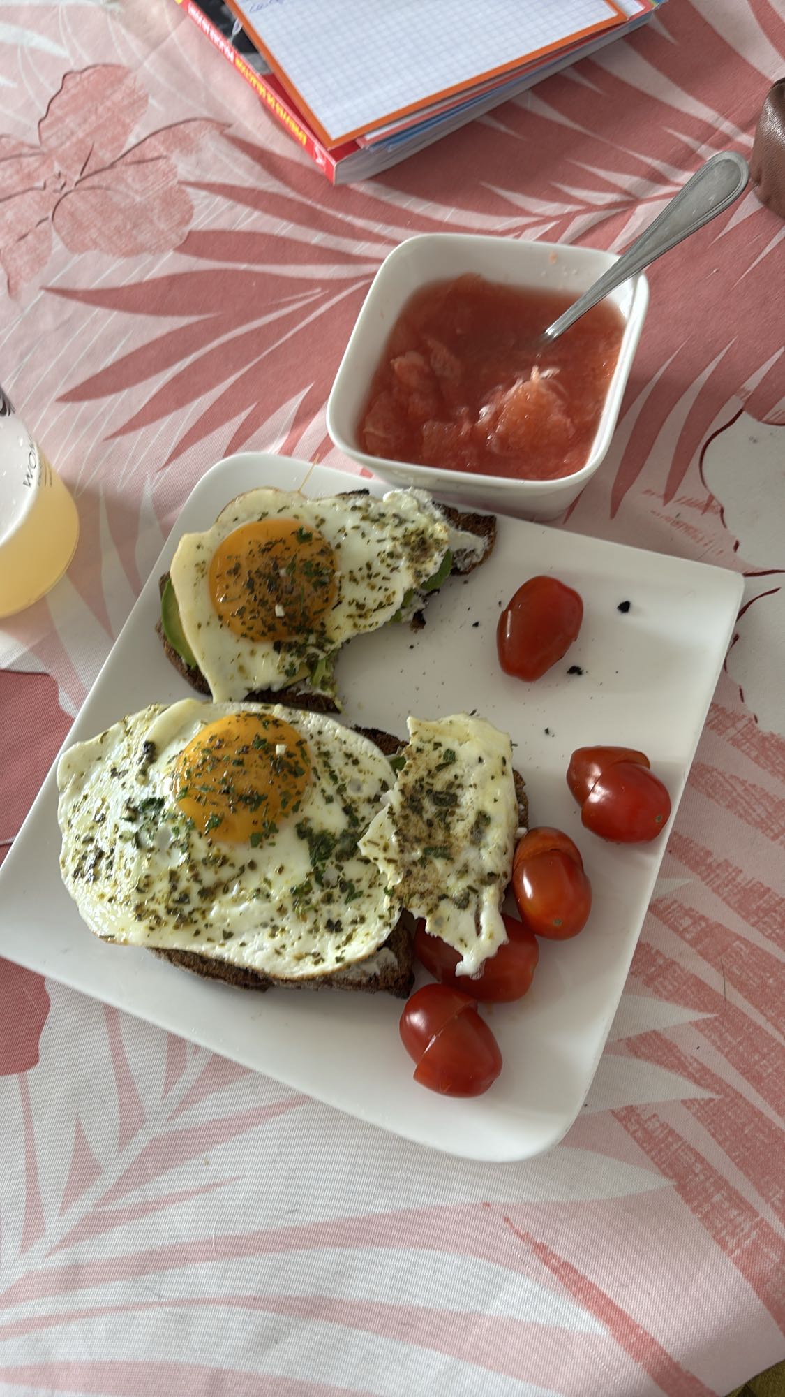 Tartines aux œufs et avocat
