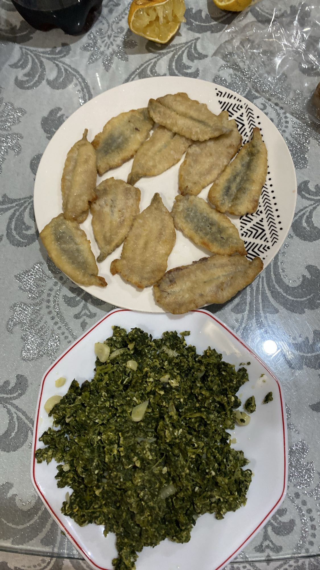 Pescado frito con espinacas