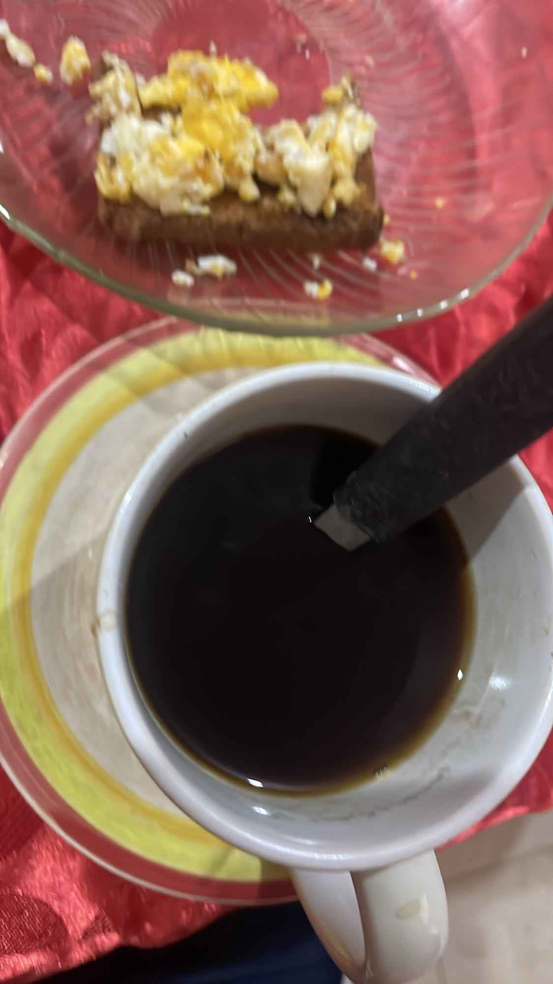 Tostada con huevo y café