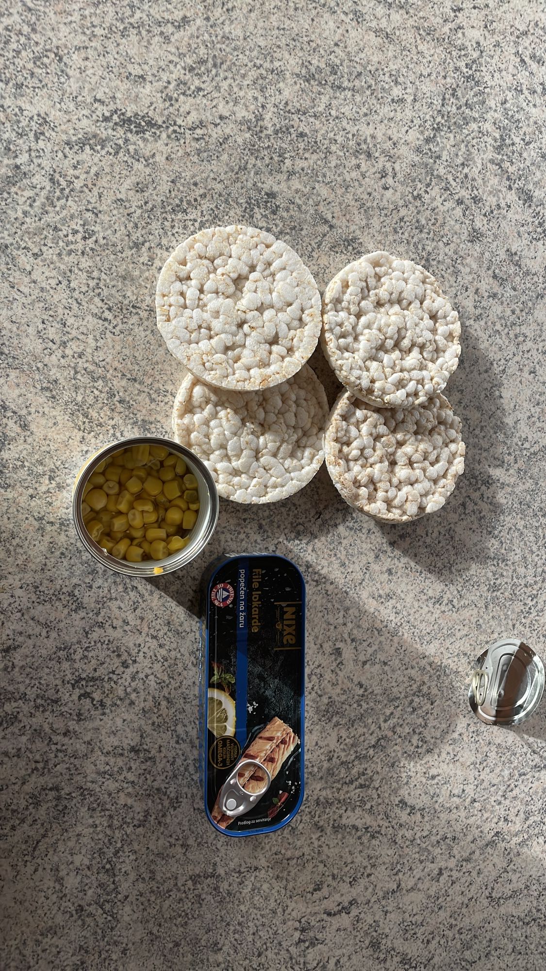 Riževi vaflji s tuno in koruzo