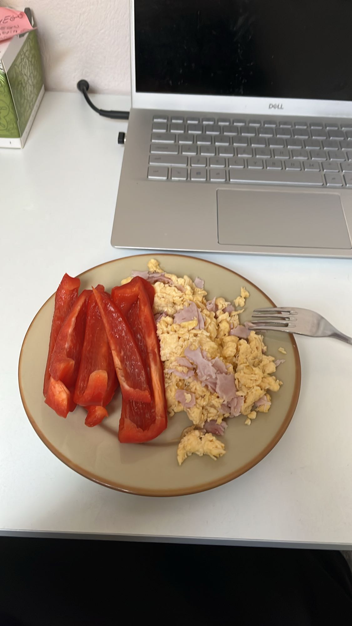 Jajecznica z szynką i papryką