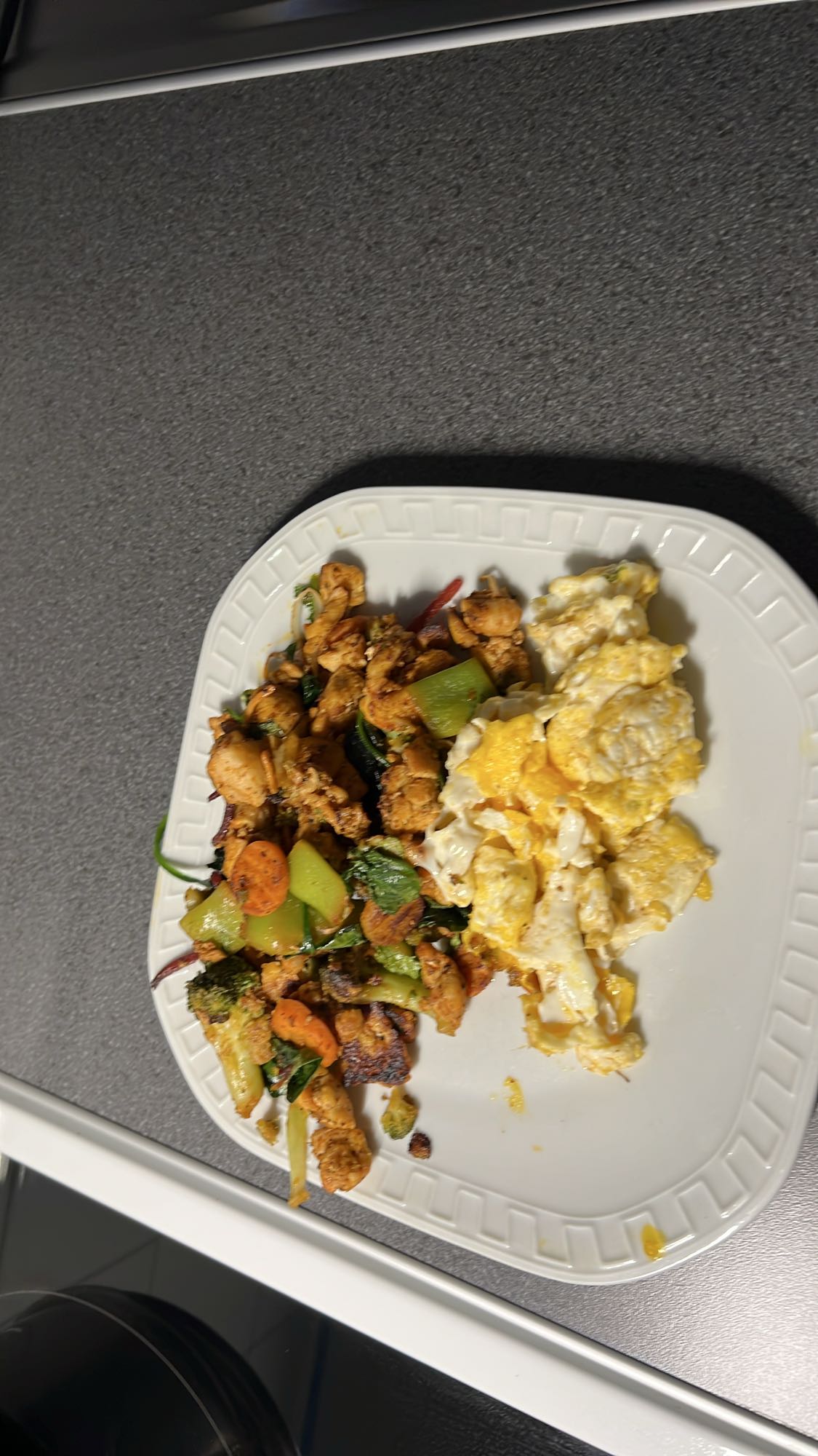 Kyckling med grönsaker och ägg