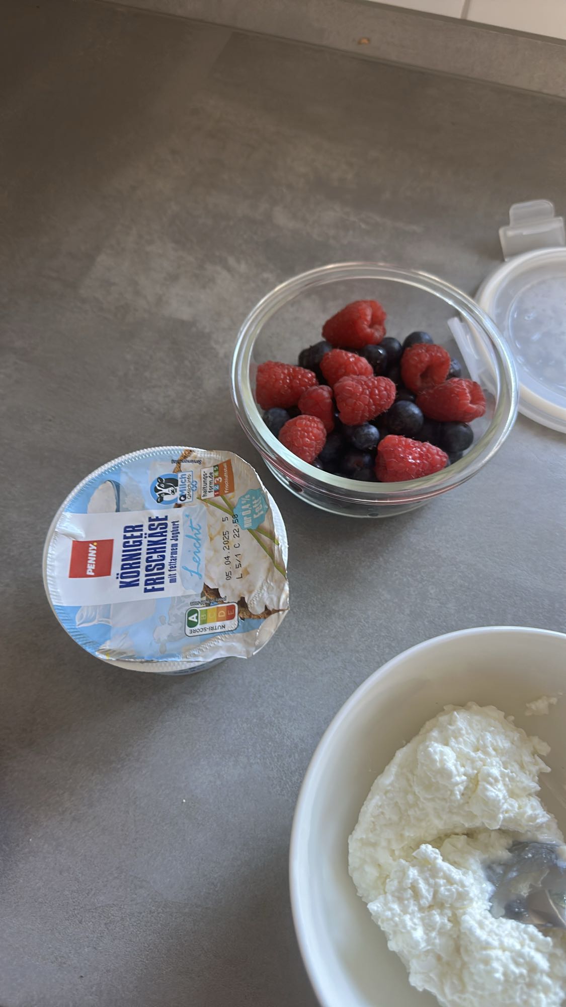 Hüttenkäse mit Beeren