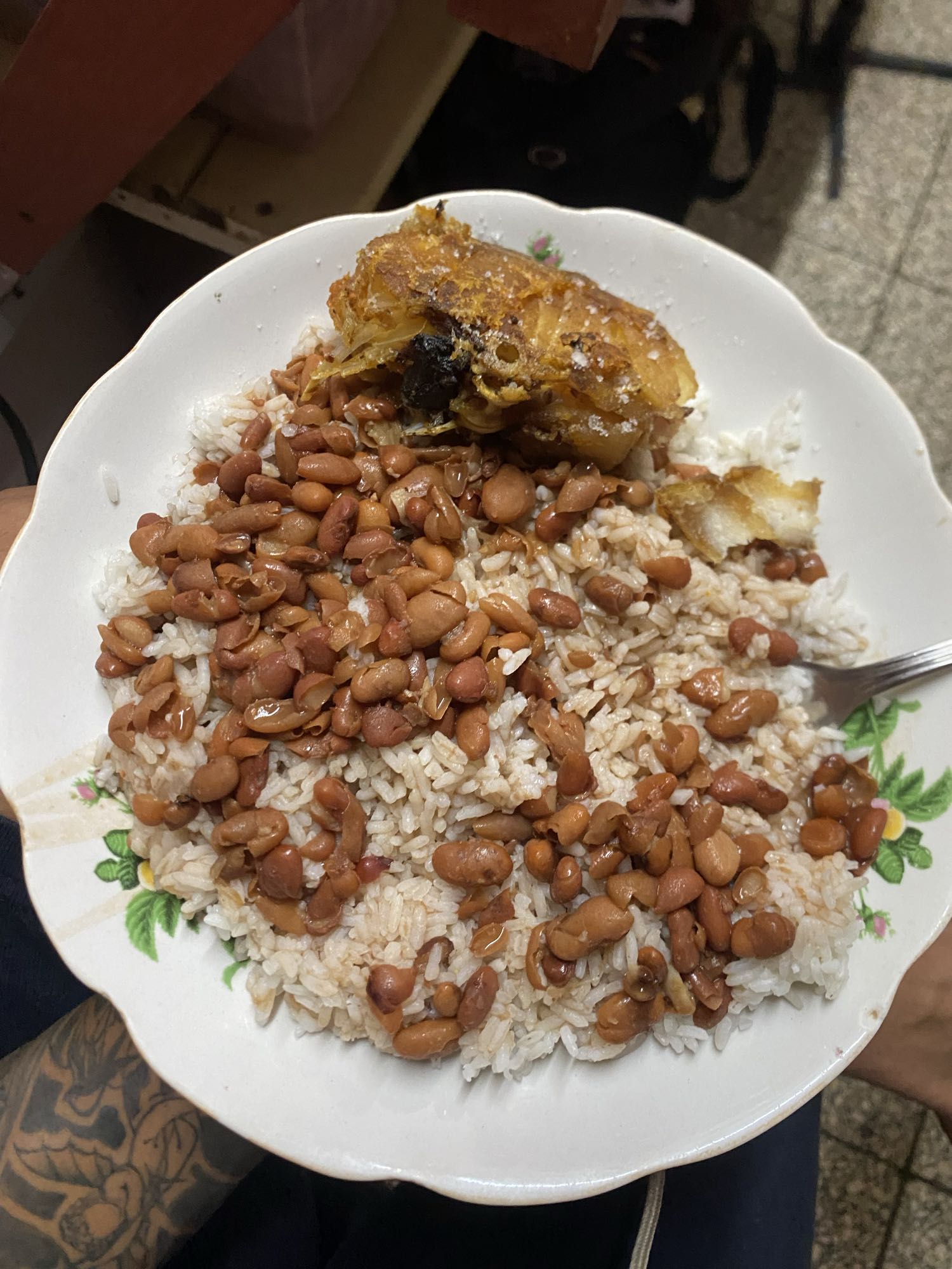 Arroz con frijoles y pescado