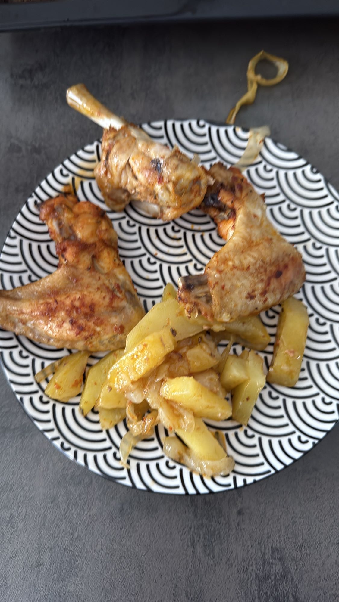 Gegrilltes Hähnchen mit Kartoffeln