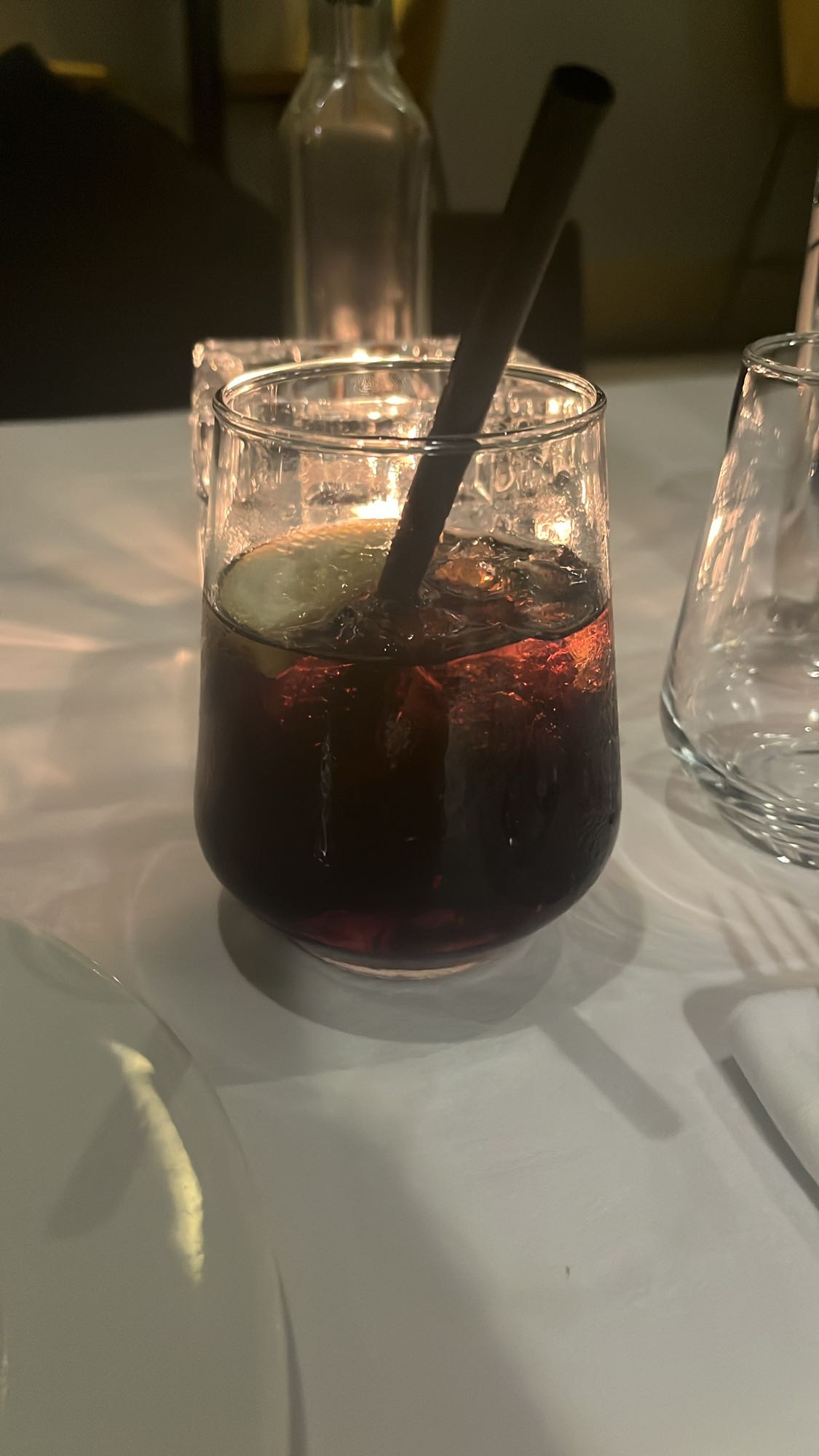 Kalte Cola mit Zitrone