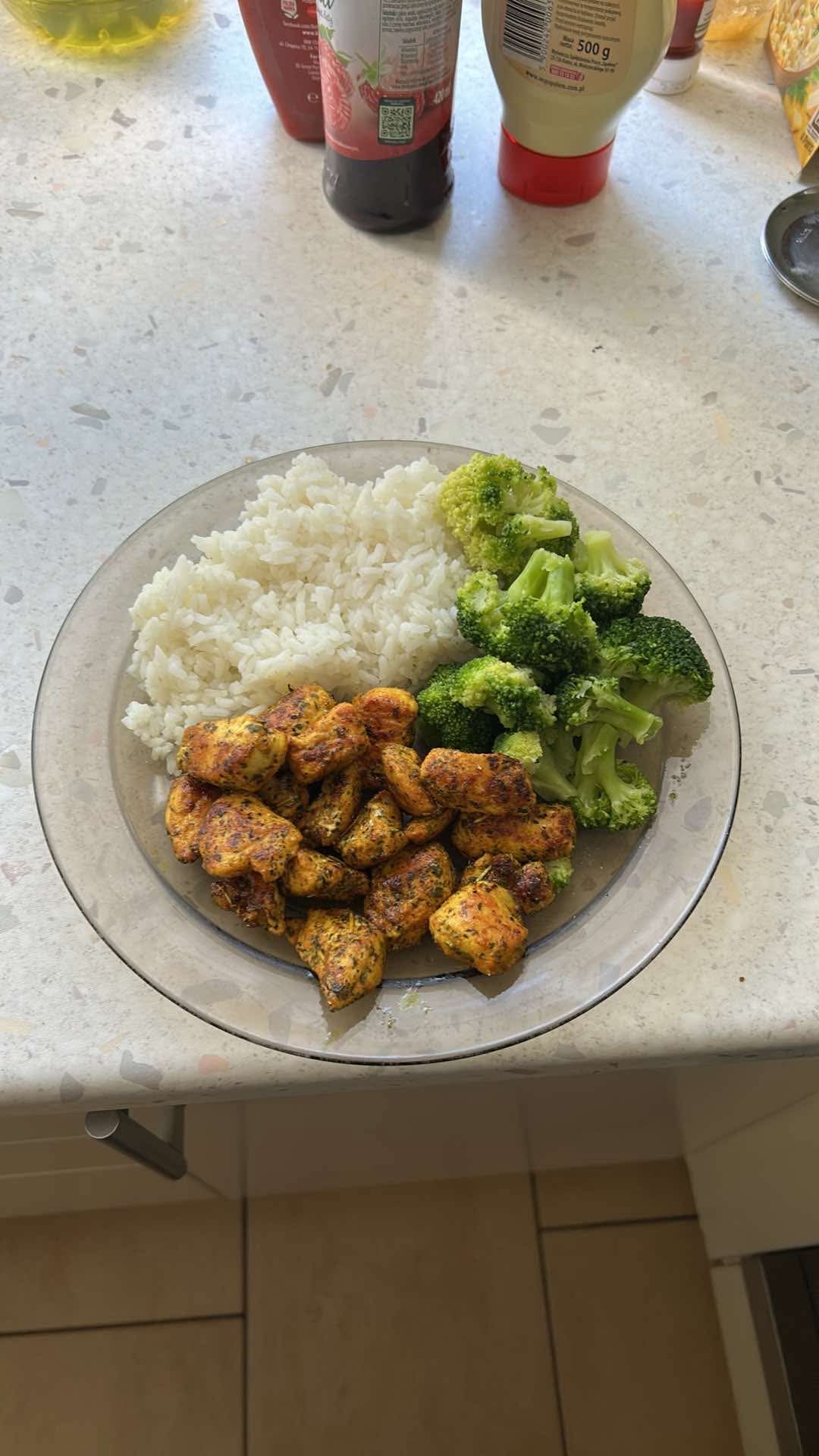 Kurczak z ryżem i brokułami