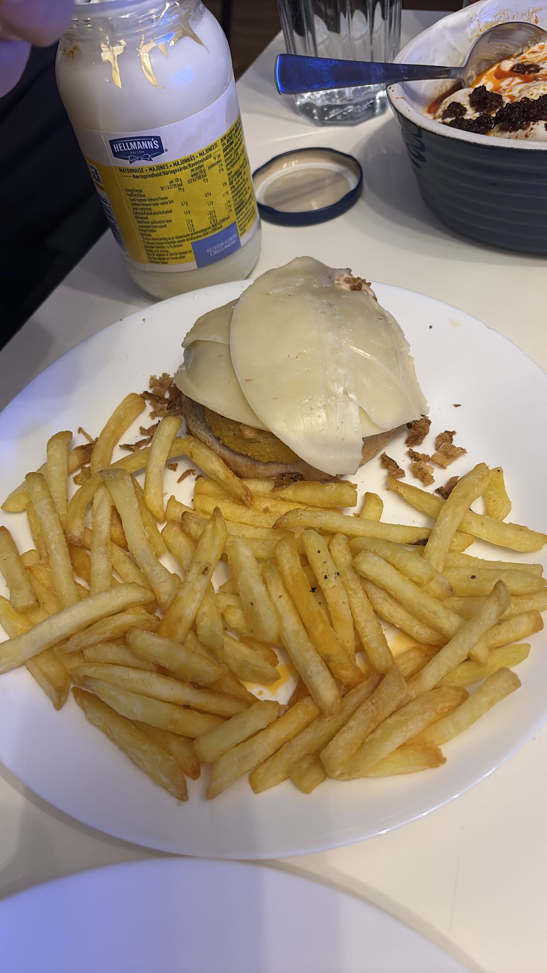 Pommes och ostburgare