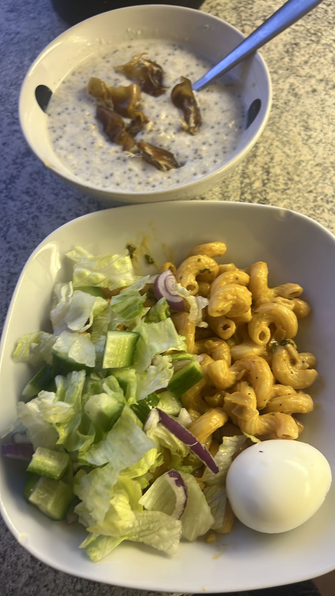 Pasta med sallad och gröt