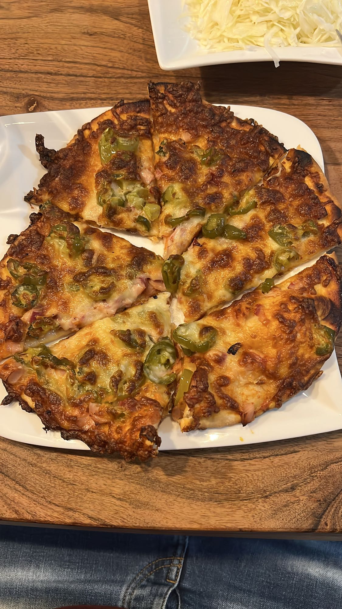 Pizza mit Jalapeños